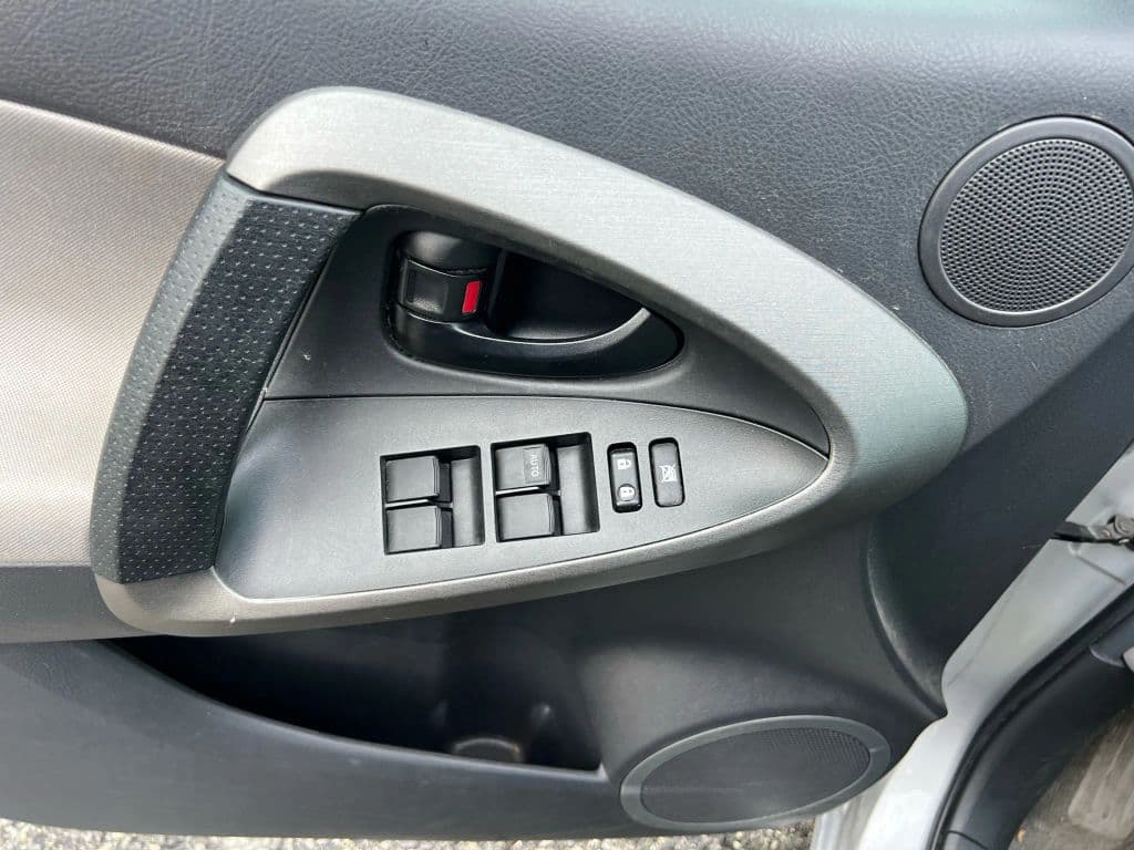 Image 18 of car 2011 Toyota RAV4