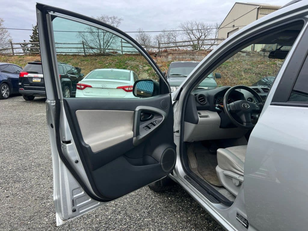 Image 24 of car 2011 Toyota RAV4